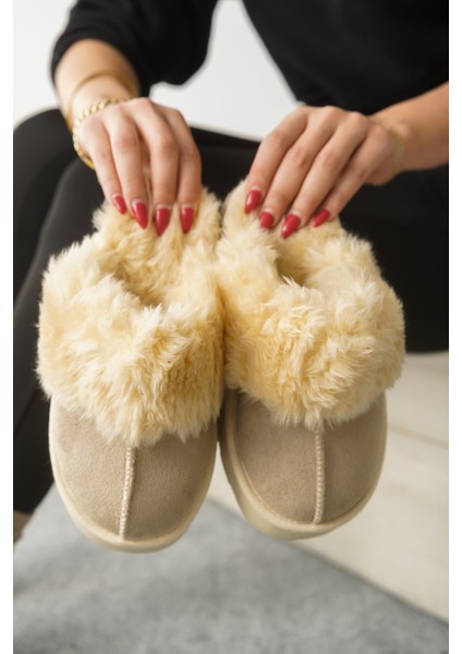 Florri Tüylü Burnu Kapalı Kadın Terlik