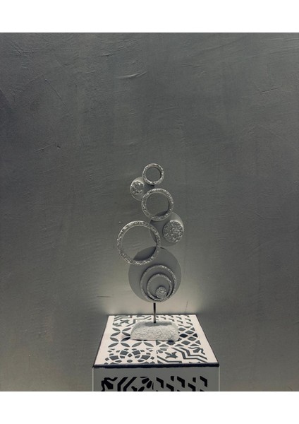 Soyut Halkalı Seramik Heykel – 50X20 cm Organik Dokulu Sanatsal Zemin Objesi