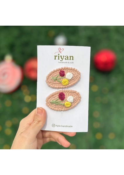 El Yapımı Örgü Çiçek Işlemeli Çıtçıtlı Toka – 2’li Set | Kız Çocuk Saç Aksesuarı