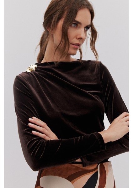 Kadife Omzu Broşlu Bodysuıt