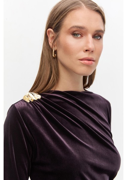 Kadife Omzu Broşlu Bodysuıt