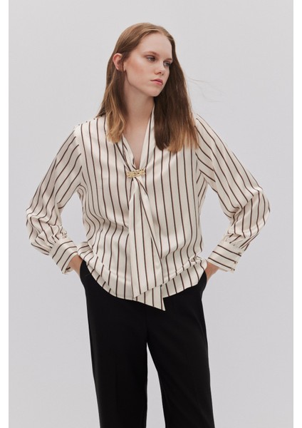 Çizgi Desenli Yakası Broş Detaylı Saten Bluz