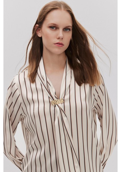 Çizgi Desenli Yakası Broş Detaylı Saten Bluz fiyatları