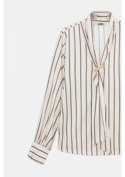 Çizgi Desenli Yakası Broş Detaylı Saten Bluz fırsatları