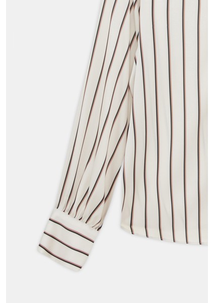 Çizgi Desenli Yakası Broş Detaylı Saten Bluz indirimleri