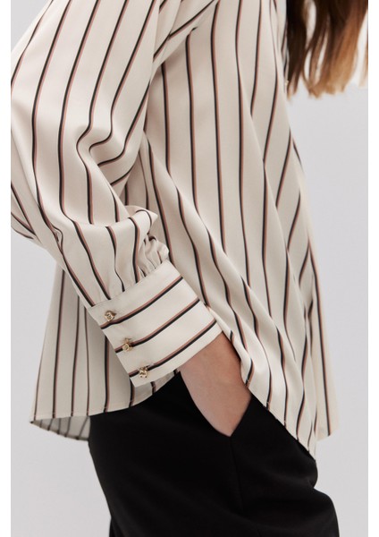 Çizgi Desenli Yakası Broş Detaylı Saten Bluz