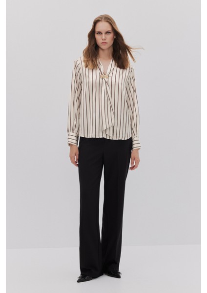 Çizgi Desenli Yakası Broş Detaylı Saten Bluz