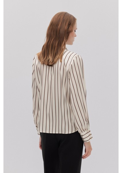 Çizgi Desenli Yakası Broş Detaylı Saten Bluz
