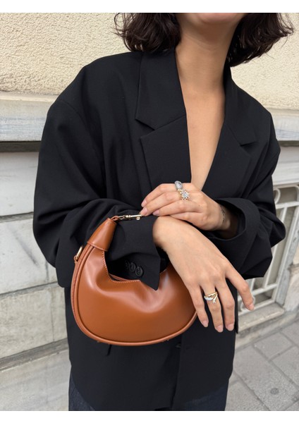 Ilot.ıstanbul | Taba Yarım Ay Mini Hobo Çanta Gold Zincir Detaylı Parlak Omuz ve El Çantası modelleri