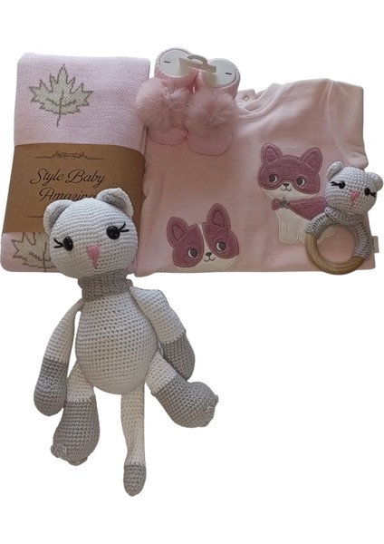 Hoşgeldin Kız Bebek, Kedi Figürlü Kadife Tulum, Örgü Triko Battaniye, Pembe Ponpon Çorap Hediye Seti fiyatları