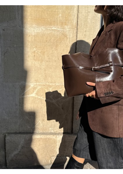 Ilot.ıstanbul | Bağlama Detaylı Parlak Omuz Çantası Koyu Kahve Modern Tote fiyatları