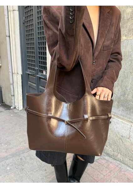 Ilot.ıstanbul | Bağlama Detaylı Parlak Omuz Çantası Koyu Kahve Modern Tote fırsatları