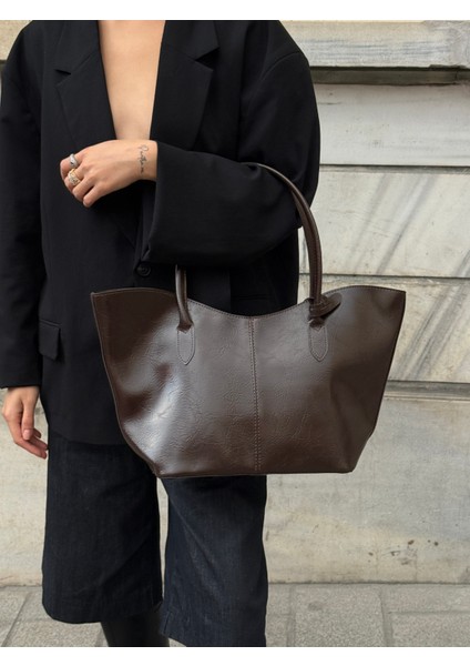 Ilot.ıstanbul | Geniş Hacimli Flare Tote Omuz Çantası Koyu Kahve Parlak Deri Görünümlü Ofis Çantası