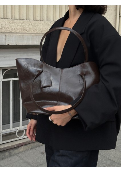Ilot.ıstanbul | Geniş Hacimli Flare Tote Omuz Çantası Koyu Kahve Parlak Deri Görünümlü Ofis Çantası modelleri