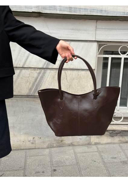 Ilot.ıstanbul | Geniş Hacimli Flare Tote Omuz Çantası Koyu Kahve Parlak Deri Görünümlü Ofis Çantası fırsatları