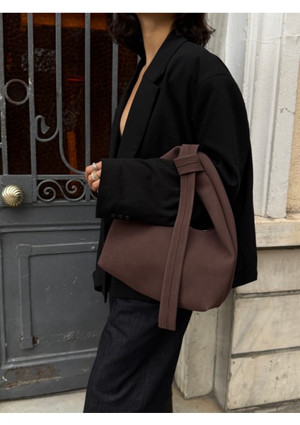 ILOT.ISTANBUL | Düğüm Sap Detaylı Yumuşak Omuz Çantası Mat Kahve Minimalist Knot Bag fırsatları
