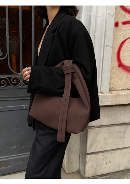 ILOT.ISTANBUL | Düğüm Sap Detaylı Yumuşak Omuz Çantası Mat Kahve Minimalist Knot Bag indirimleri