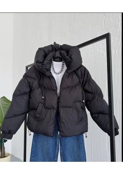 Kadın Yandan Cepli Kapüşonlu Kısa Şişme Mont