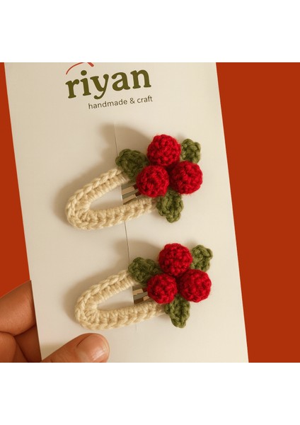 El Yapımı Kırmızı Örgü Kokina Çıtçıtlı Toka – 2’li Set | Kız Çocuk Saç Aksesuarı