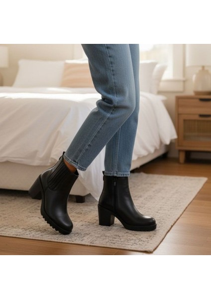 Siyah Hakiki Deri Lastik Detaylı Kadın Içten Fermuarlı Bot