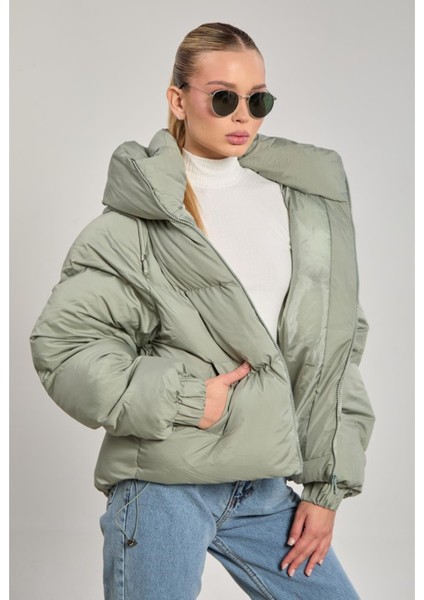 Kadın Yandan Cepli Kapüşonlu Kısa Şişme Mont