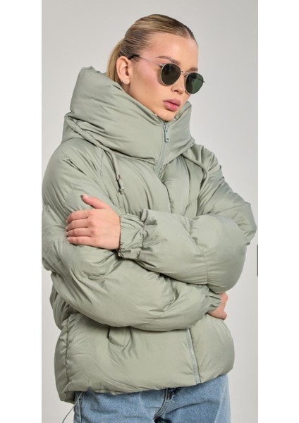 Kadın Yandan Cepli Kapüşonlu Kısa Şişme Mont fiyatları