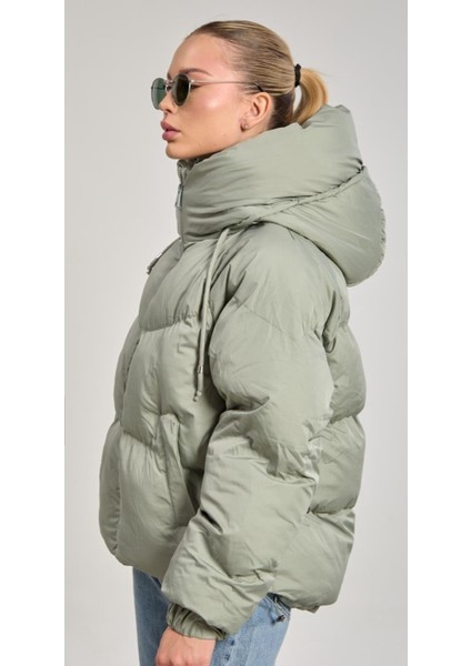 Kadın Yandan Cepli Kapüşonlu Kısa Şişme Mont modelleri