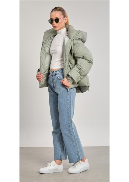 Kadın Yandan Cepli Kapüşonlu Kısa Şişme Mont fırsatları
