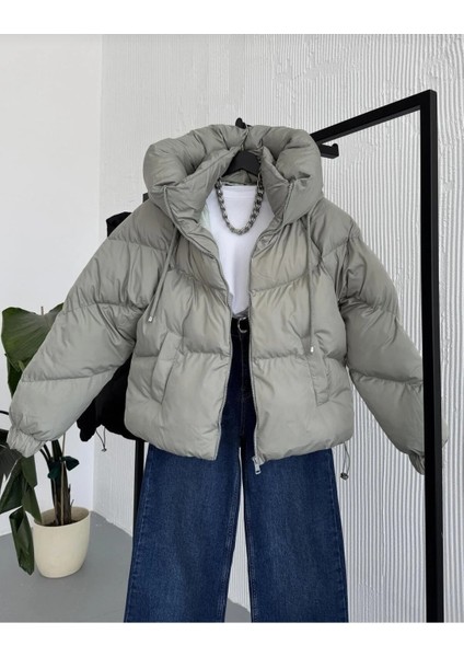 Kadın Yandan Cepli Kapüşonlu Kısa Şişme Mont