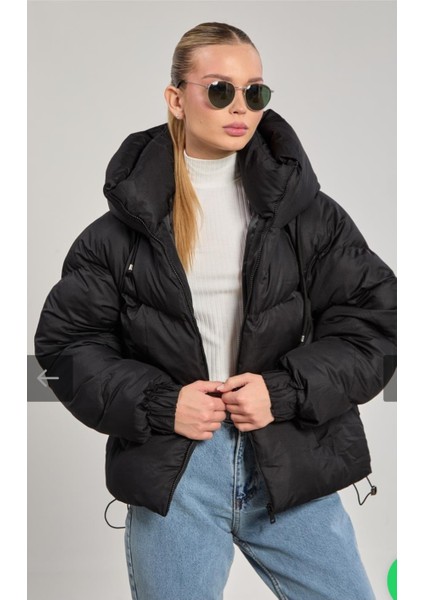 Kadın Yandan Cepli Kapüşonlu Kısa Şişme Mont