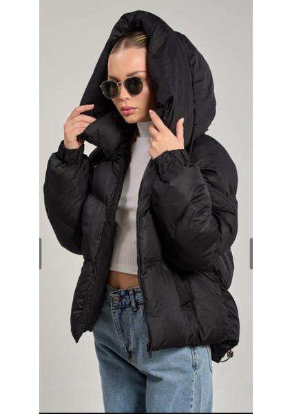Kadın Yandan Cepli Kapüşonlu Kısa Şişme Mont modelleri