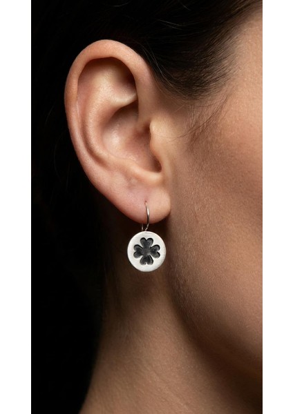 Yuvarlak Yonca Oksitli Gümüş Küpe fırsatları