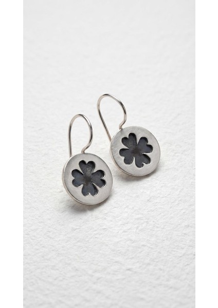 Yuvarlak Yonca Oksitli Gümüş Küpe indirimleri