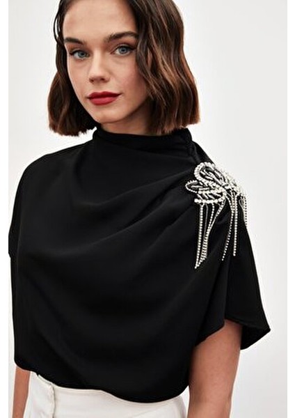 Kadın Tek Omuz Aksesuarlı Salaş Bluz - Siyah Dik Yaka Günlük Kullanım İçin