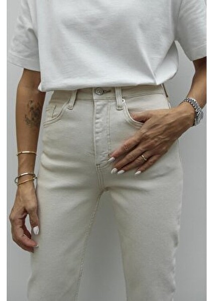 Kadın Bej Boy Fit Kesik Paça Jean Düz Desenli Günlük Kullanım İçin Rahat Model fırsatları