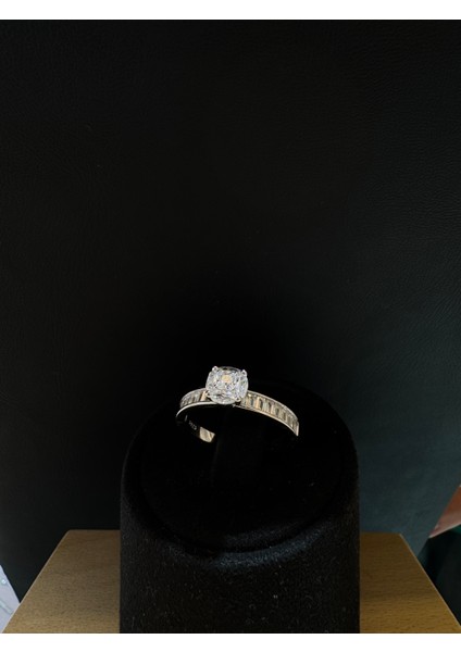 Ithal Baget Taşlı Tektaş Kadın Gümüş Yüzük