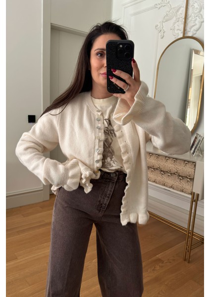 Sedef Düğmeli Fırfırlı Hırka- Ekru fırsatları