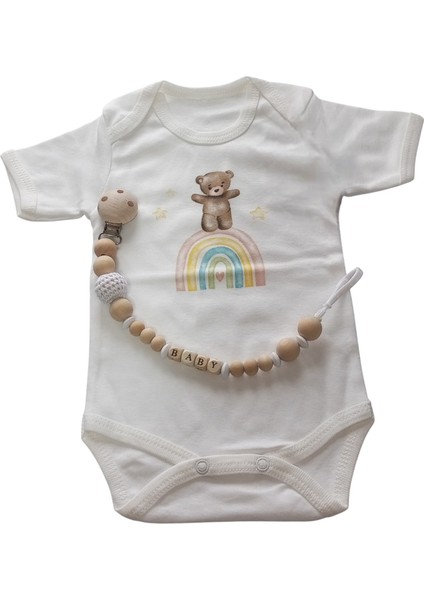 Hoşgeldin Bebek, Yenidoğan Ünisex Bebek, Gökkuşağı Ayıcık Baskılı Badi ve Isimli Emzik Askısı Hediye Seti