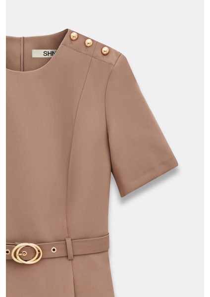 Omzu Düğme Detaylı Kemerli Mini Elbise