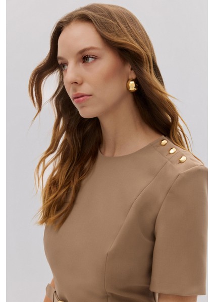 Omzu Düğme Detaylı Kemerli Mini Elbise