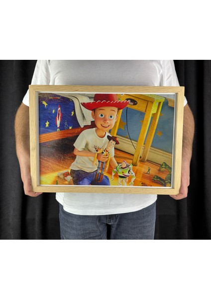 Oyuncak Hikayesi Andy’nin Odasındaki Woody & Buzz Ahşap Çerçeveli Duvar Tablosu – 33X50
