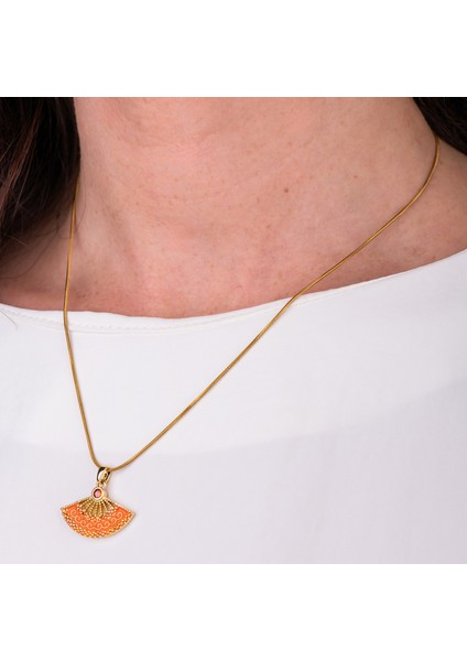 Yelpaze Motifli Turuncu Işlemeli Çelik Kadın Kolye – Zarafet, Renk ve Modern Şıklık Kolyesi fiyatları