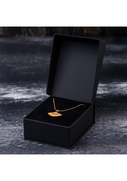 Yelpaze Motifli Turuncu Işlemeli Çelik Kadın Kolye – Zarafet, Renk ve Modern Şıklık Kolyesi fırsatları