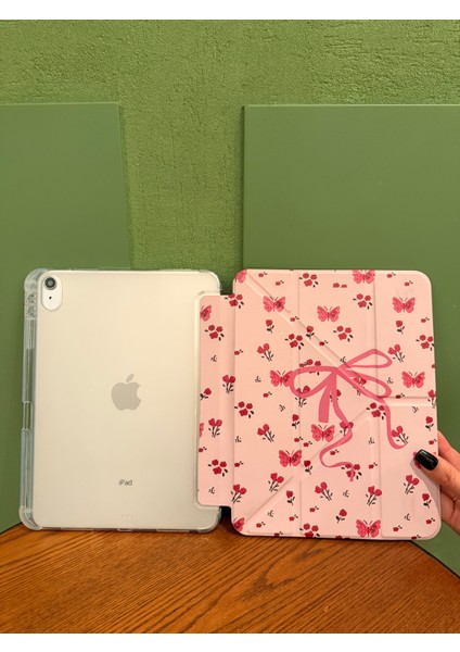 iPad 11 A16 2025 10. Nesil 10.9 Kılıf Pembe Çiçek Kelebek ve Fiyonk Desenli Kalem Bölmeli Şeffaf Arka Akıllı Kapak modelleri