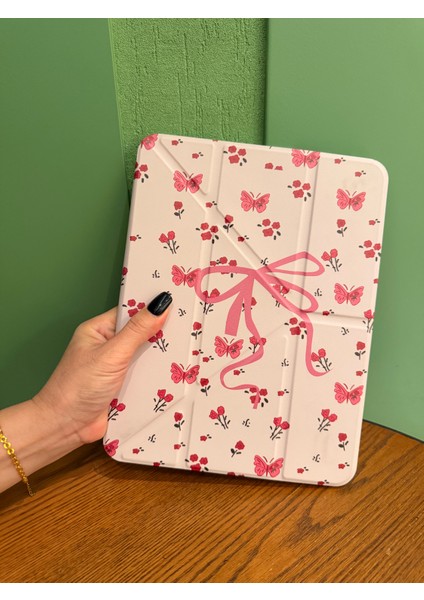 iPad 11 A16 2025 10. Nesil 10.9 Kılıf Pembe Çiçek Kelebek ve Fiyonk Desenli Kalem Bölmeli Şeffaf Arka Akıllı Kapak fırsatları
