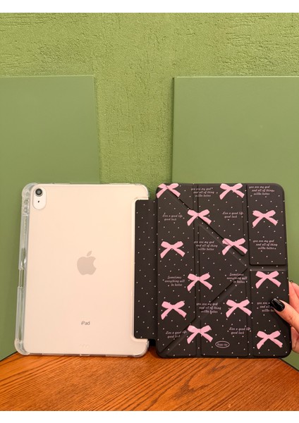 iPad 11 A16 2025 10. Nesil 10.9 Kılıf Siyah Renkli Pembe Fiyonk Yazı Desenli Kalem Bölmeli Şeffaf Arka Akıllı Kapak modelleri