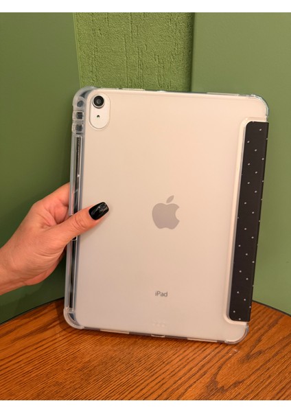 iPad 11 A16 2025 10. Nesil 10.9 Kılıf Siyah Renkli Pembe Fiyonk Yazı Desenli Kalem Bölmeli Şeffaf Arka Akıllı Kapak fırsatları