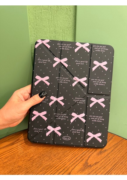 iPad 11 A16 2025 10. Nesil 10.9 Kılıf Siyah Renkli Pembe Fiyonk Yazı Desenli Kalem Bölmeli Şeffaf Arka Akıllı Kapak indirimleri