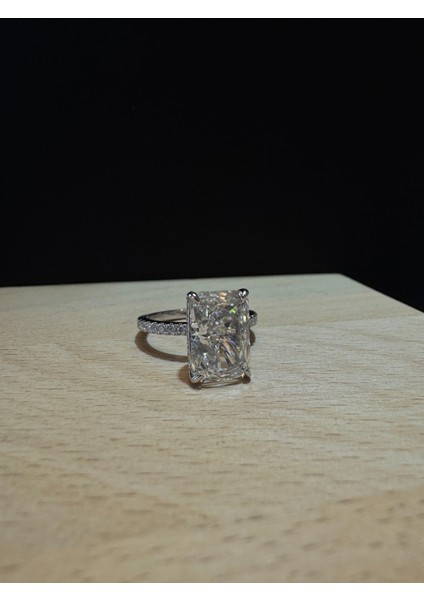 Ice Cut Büyük Beyaz Taşlı Kadın Gümüş Yüzük modelleri