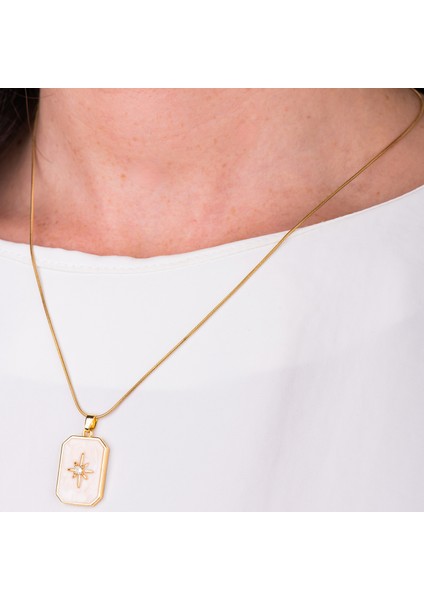 Yıldız Motifli Sedef Görünümlü Çelik Kadın Kolye – Zarafet, Işıltı ve Modern Şıklık Kolyesi